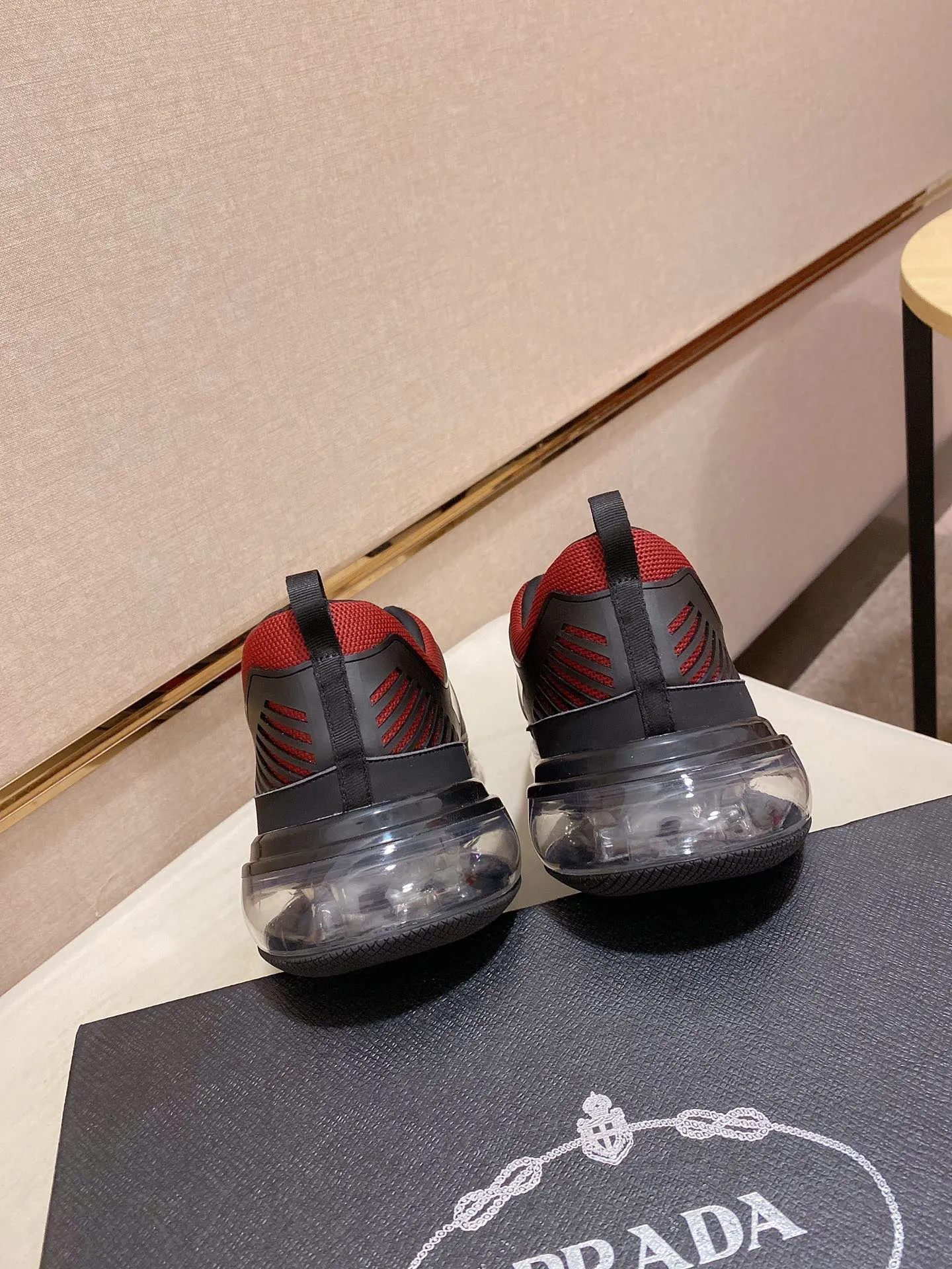 Factory price: 640💰 ✔️✔️✔️High-quality new PRADA counters are launched simultaneously. The new men's shoes and 😘fabric are made of high-tech glue-spraying technology. Lining: Full cowhide lining. 👍🏿 High-end ☄️ air-cushion molded anti-slip rubber outsole, exquisite lines, simple and elegant, comfortable and high-end for leisure travel. Code number: 38 to 45